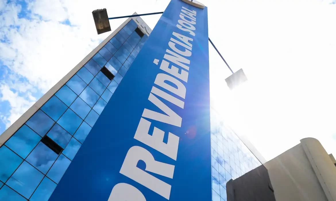 Fim da contribuição previdenciária para servidores públicos? PEC propõe redução gradual